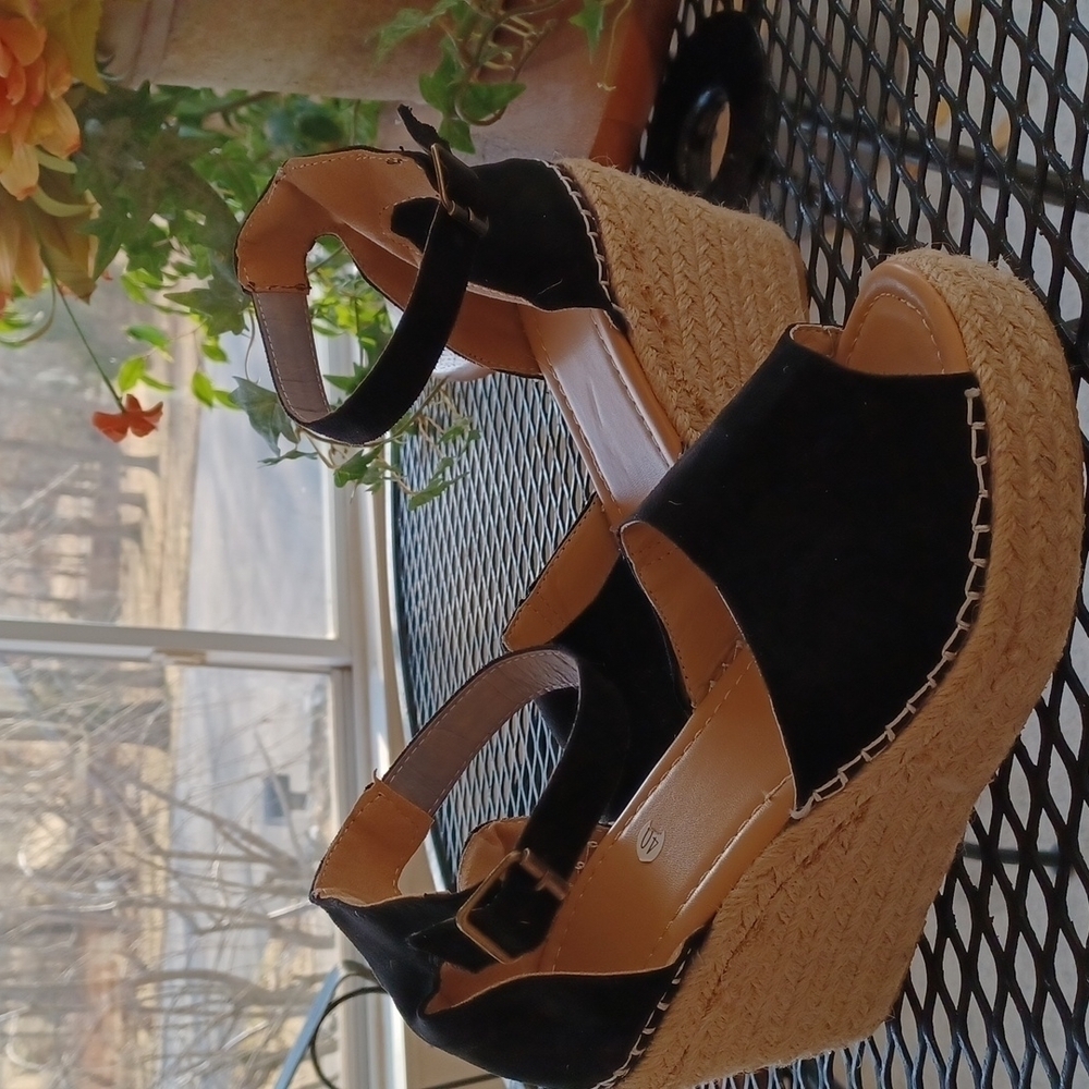 Really cute womens shoes size 40 in black and tan